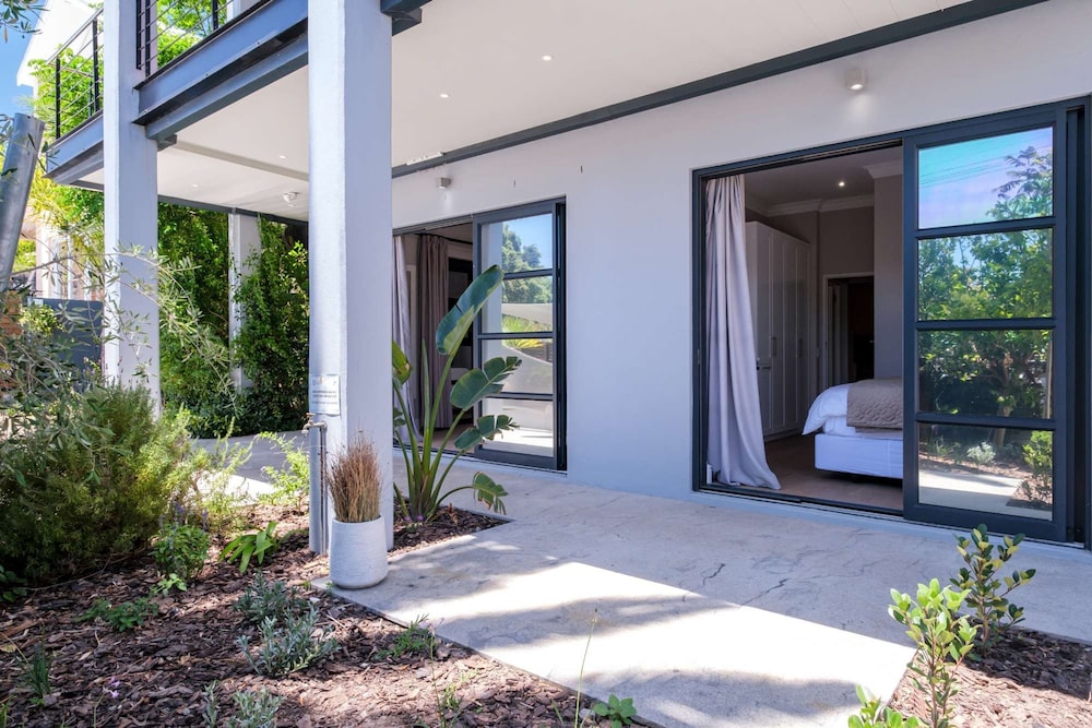 Camps Bay 4bed Villa w Pool Luxe on Central