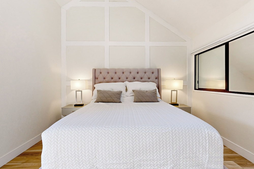 3 BR Lake Condo w/ Shared Pool & Spa