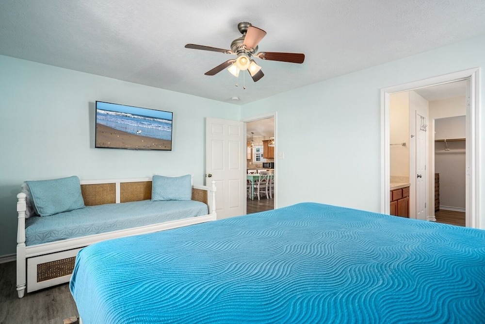 Tropic Like It's Hot 3 Bedroom Home by RedAwning view 4