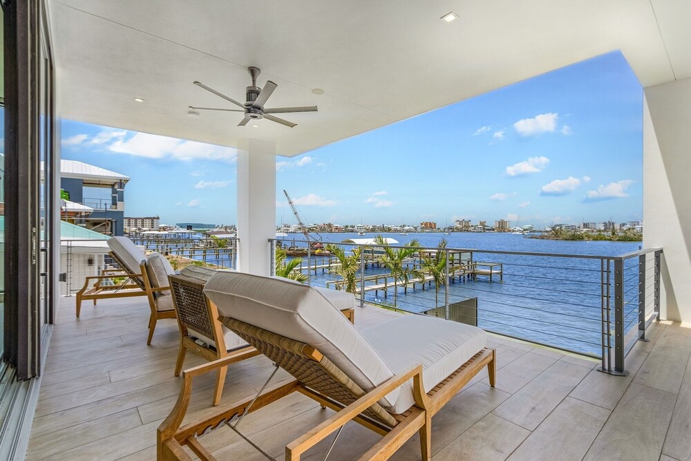 793 Shoreline Estate: 6bd/6br, Luxurious Pool Home On The Water! 6 Bedroom Home