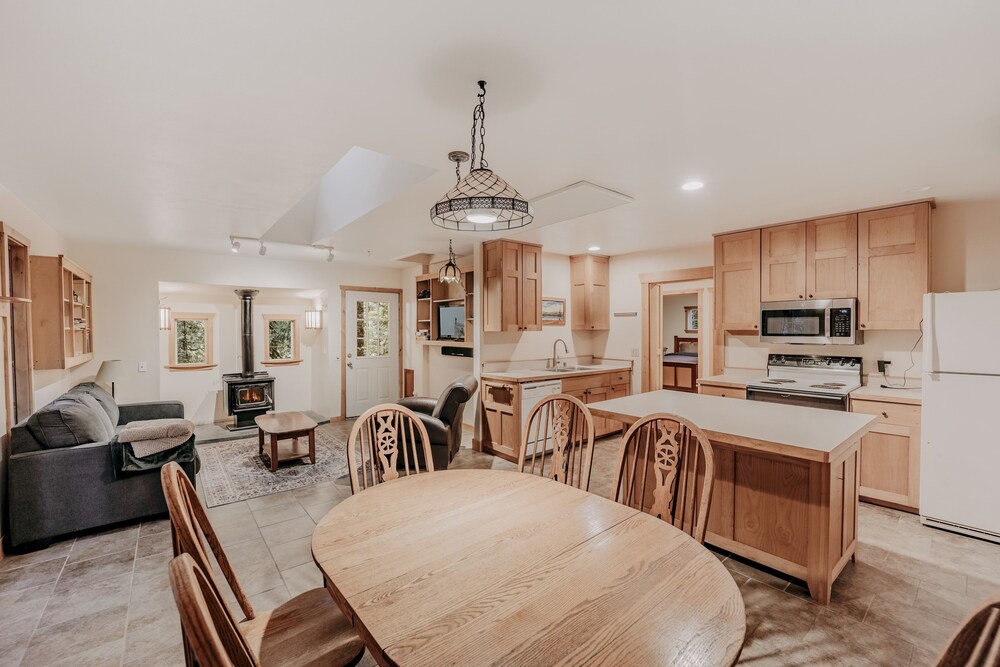 82mf - Wifi - Pets Ok - Wood Stove view 5
