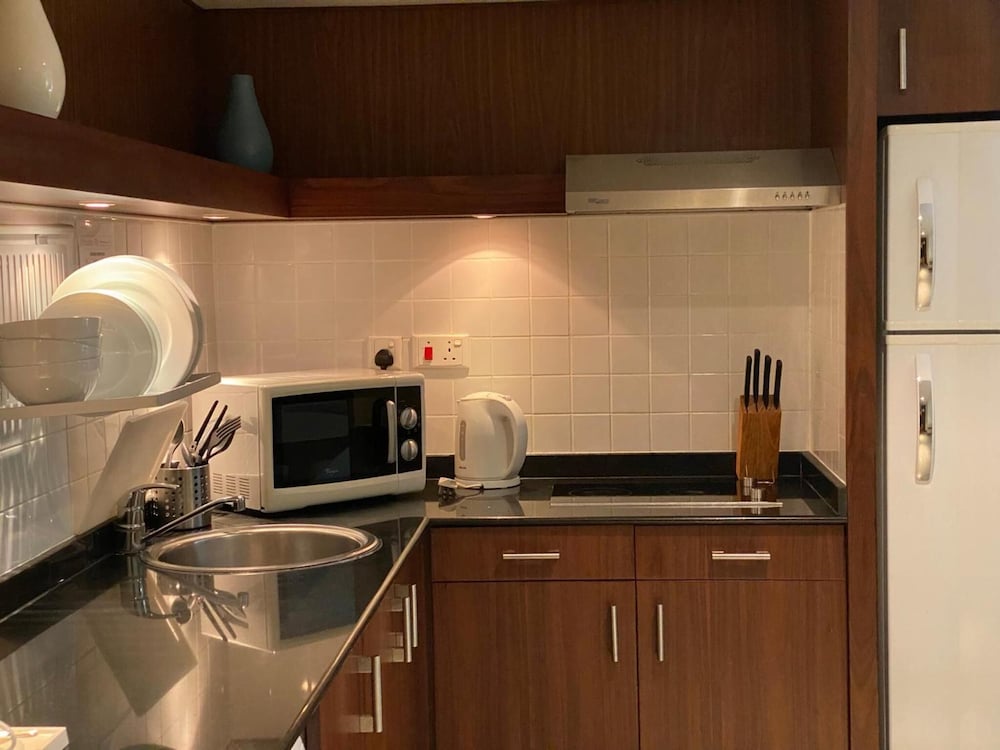 Abu Dhabi Vacations - Phoenix Plaza Hotel Apartments - Property Image 16