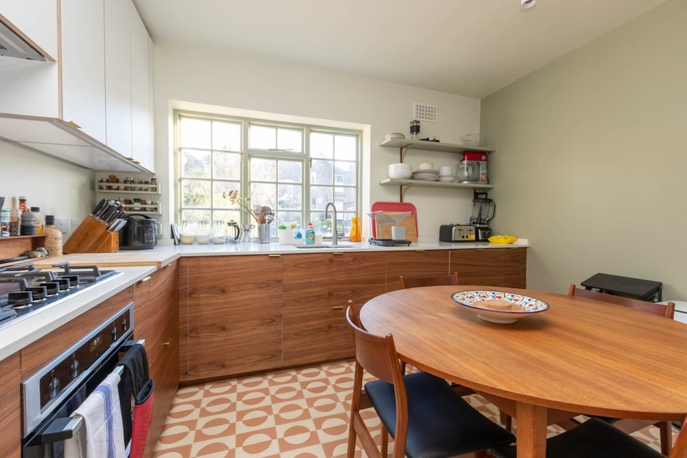 Spacious 2BD Flat By Regents Park & Camden Town!