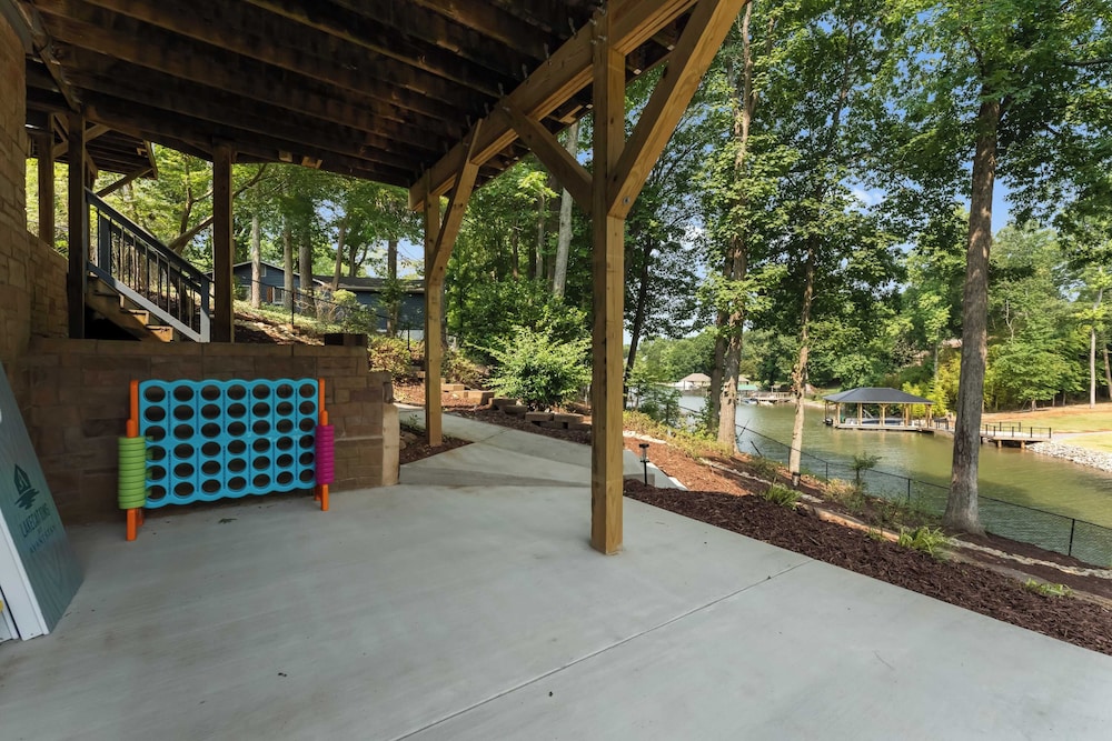 Cove's End by Avantstay Dock, Game Room, Fire Pit & Forest Views