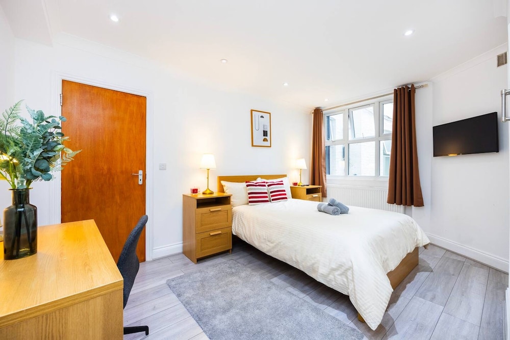 3 Bed 3 Bathroom Flat in Kensington B