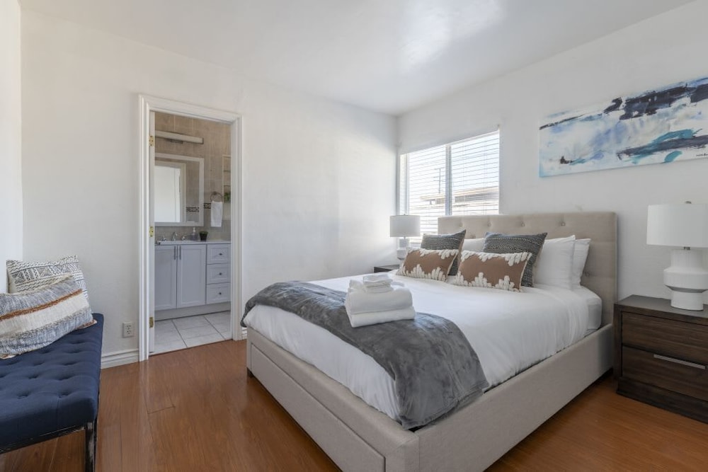 Charming Spacious Home - Modern Comforts, Prime Location