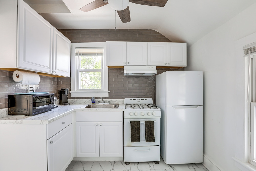 Stroll to Ocean Grove Boardwalk & Beach: Sleek Apt