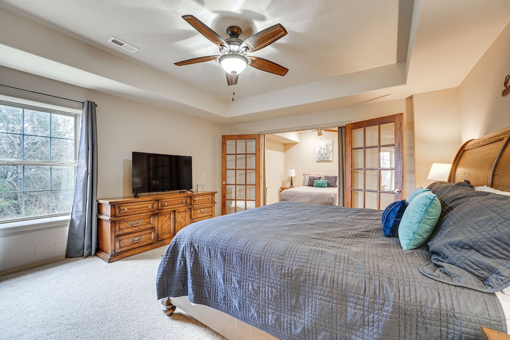 Relax Fireside: Branson West Gem w/ Hot Tub Access