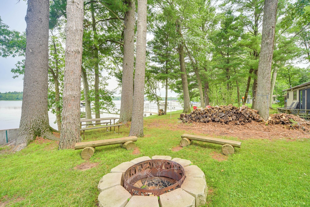 Boat Dock, BBQ & Fireside Fun: Clam Lake Cabin