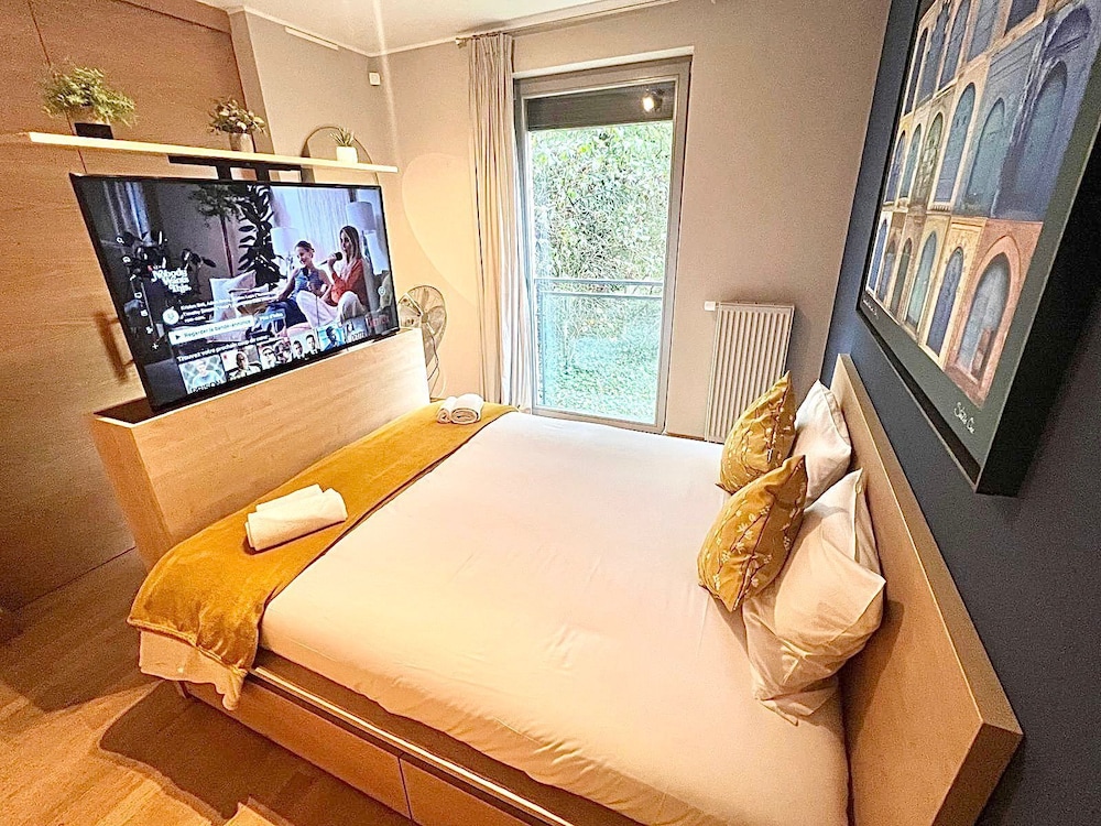 Chic one bedroom with parking&terrace view 3