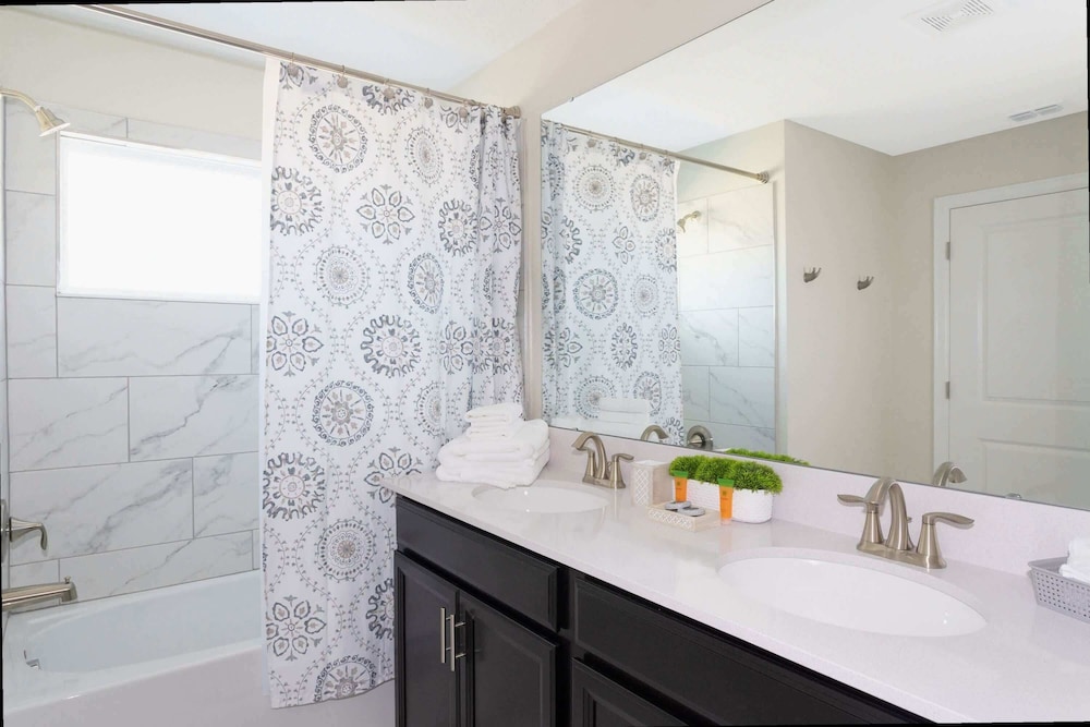 Stylish 4Bd w Lake View Pool Kids Themed Room