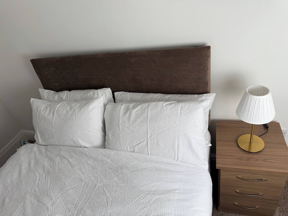 Urban Calm Spacious 3-bed Home With Free Parking
