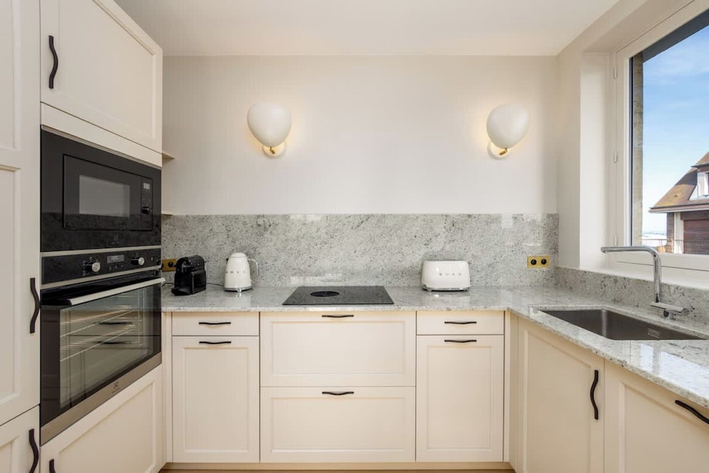 Luxury sea View 3br-2ba With Services in Deauville