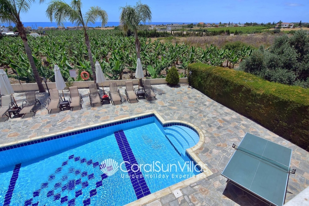 Family Villa Short Walk To Coral Bay Strip 5 Min and Pub, Shops etc