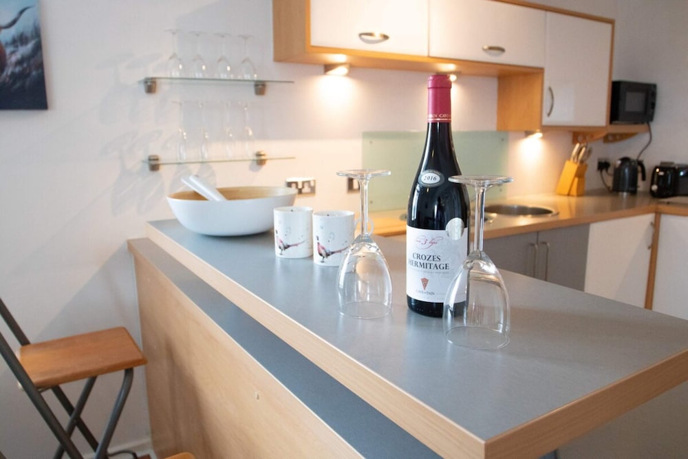 Spacious and Contemporary Flat With Secure Parking