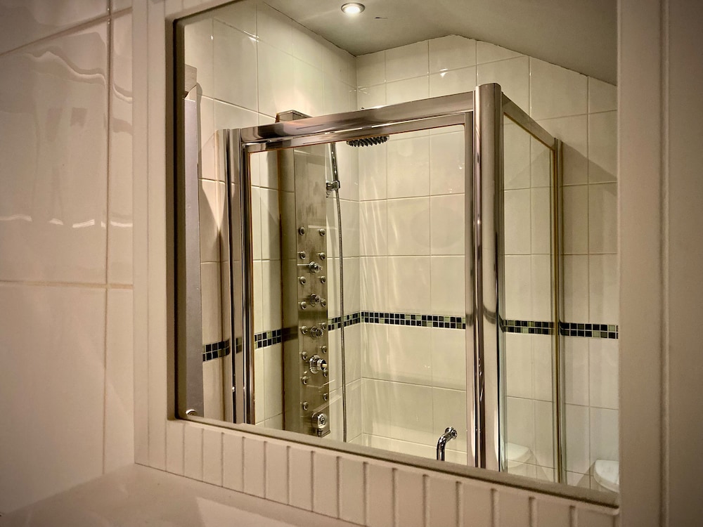 Captivating 4-bed Hot Tub House in Blackpool view 4