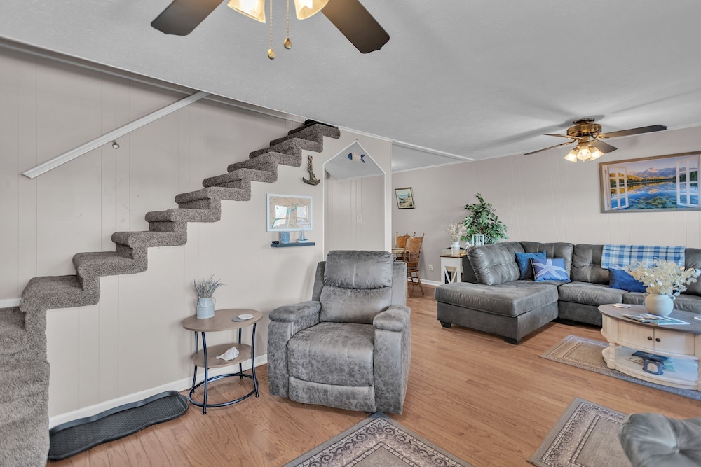 Beautiful Lakeview Chateau With Stunning Views 3 Bedroom Home