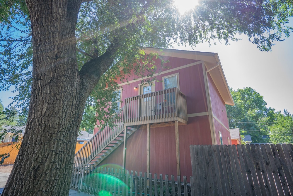 Romantic Getaway King Bed 1min to Restaurants! view 4