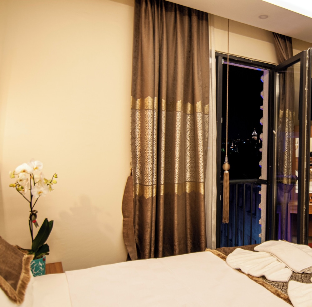 By Historial Hotel - Image 36