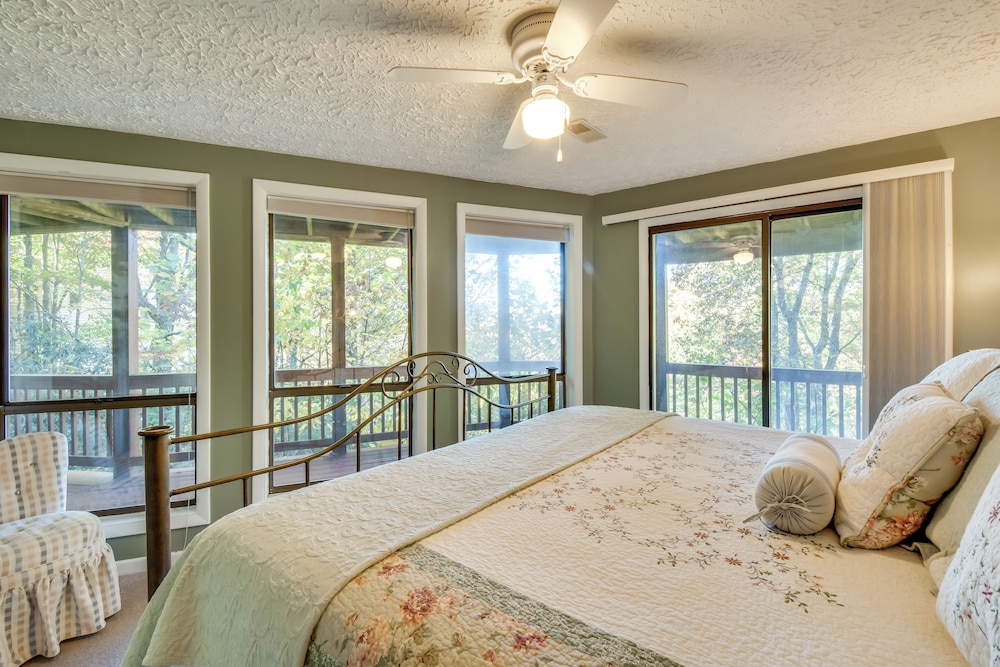 Tree-top Cabin w/ Game Room & Mountain Views! view 4