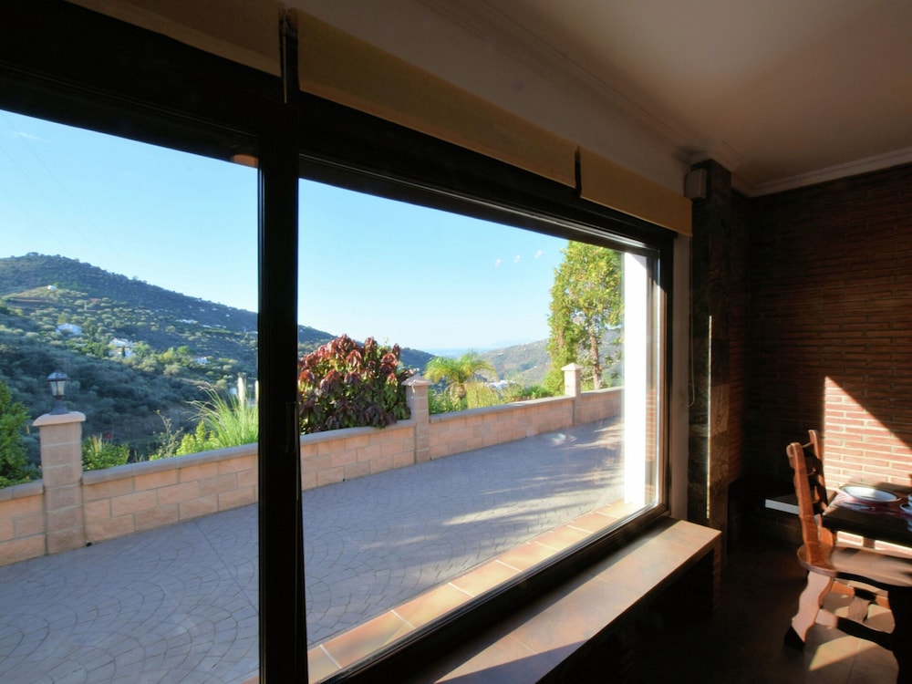Luxury Villa in Sayalonga With Private Pool