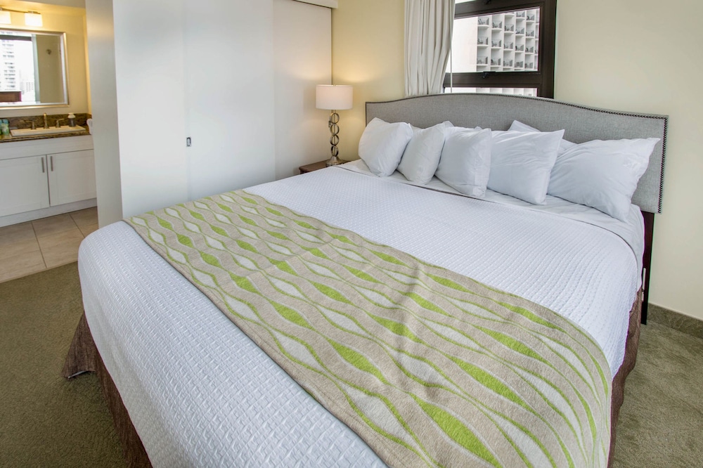 Waikiki Banyan - Ocean View Tower 1 Suite 2214 view 2