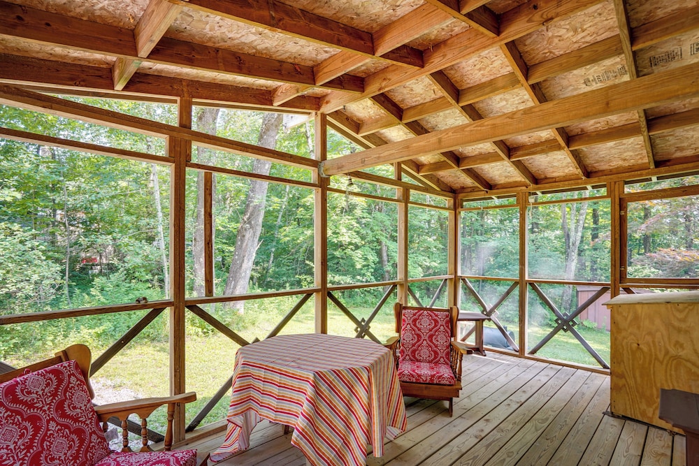 Cozy Becket Cottage Escape w/ Lake Access!