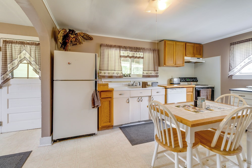 Pet-friendly Smithmill Retreat w/ Yard!
