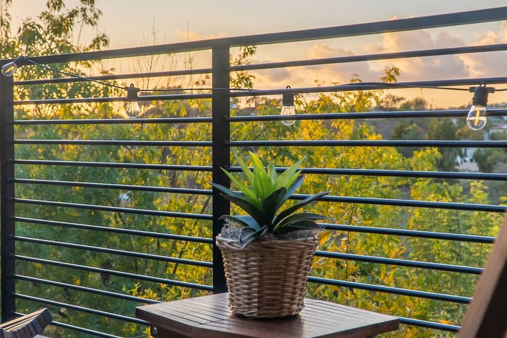 Stunning LA Luxury Retreat Ideal for Work or Play
