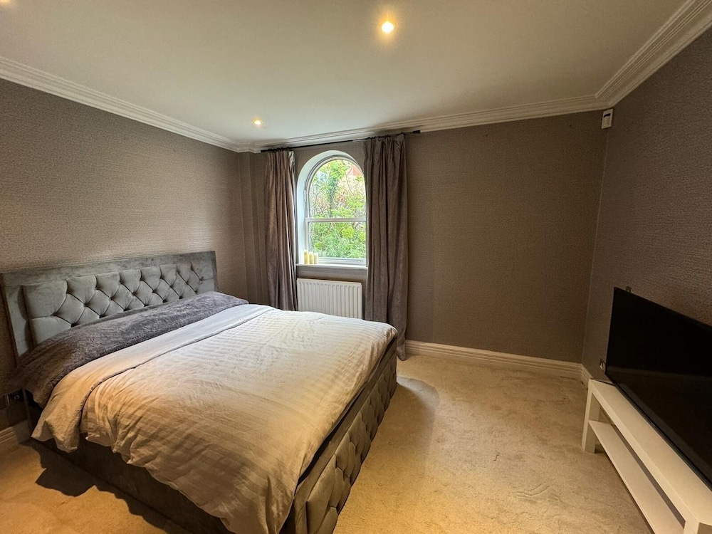 Luxury Apartment In London - Pool Spa & Gym