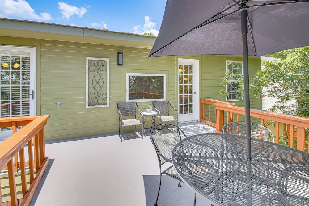 Outdoor Entertainment Area: Scenic Hot Springs Gem