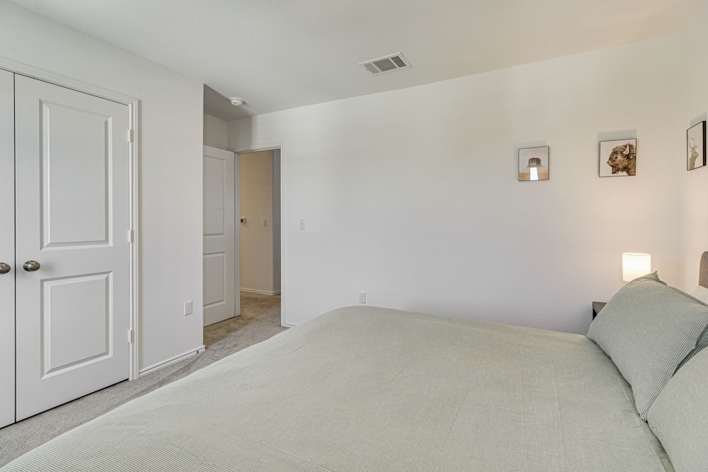 6 Mi to Mckinney Falls: Spacious Home w/ Game Room