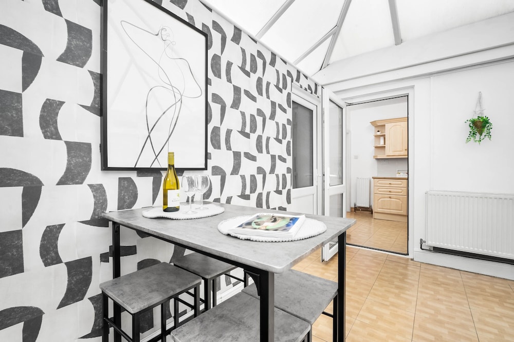 Spacious House With Garage and Garden South of Birmingham Centre view 5
