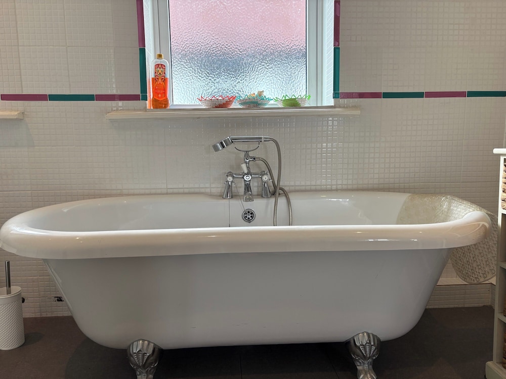 10 Guests - 5 Bedrooms - Free Parking - Petok