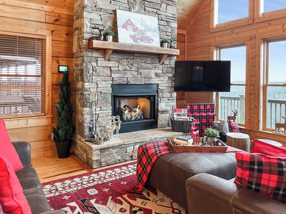 3 Kings 4 Bunks-sleeps 10-smart TV X6-parking out Front-full Kitchen-hot Tub