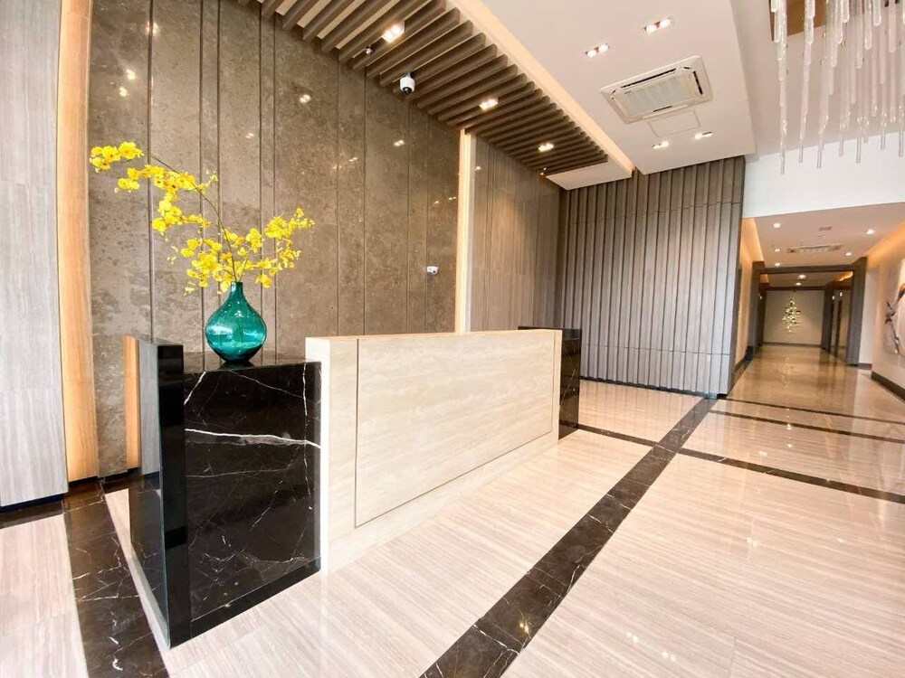 Uptown Parksuites Tower One