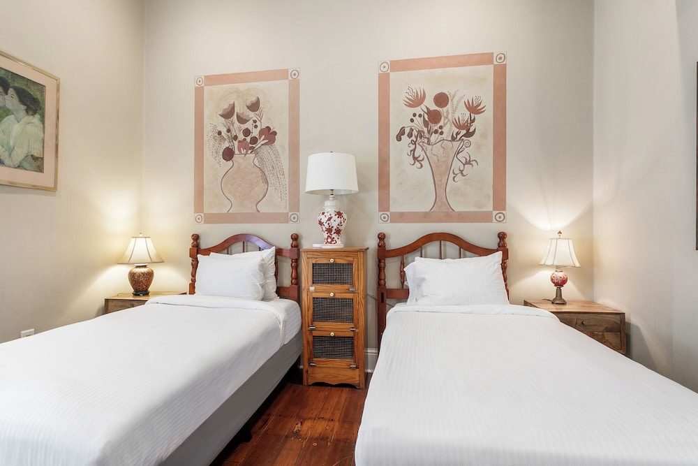 Spacious Retreat with private Pool - Image 3