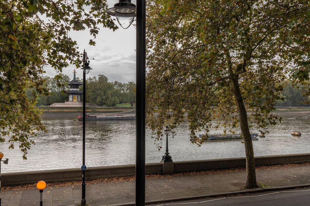 Chelsea Embankment III by Onefinestay