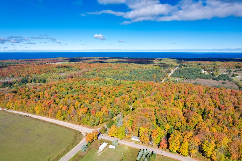 Cozy Harbor Springs Vacation Rental, 13 Mi to Town view 5