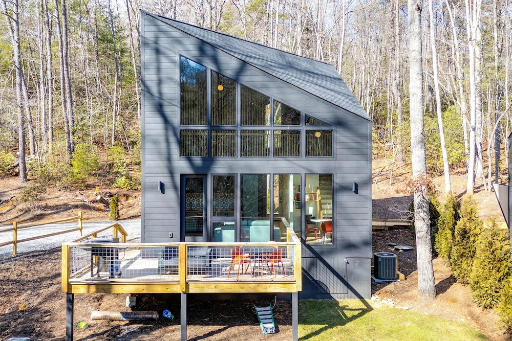 4 Mi to Downtown Brevard: Sleek Cabin w/ Deck