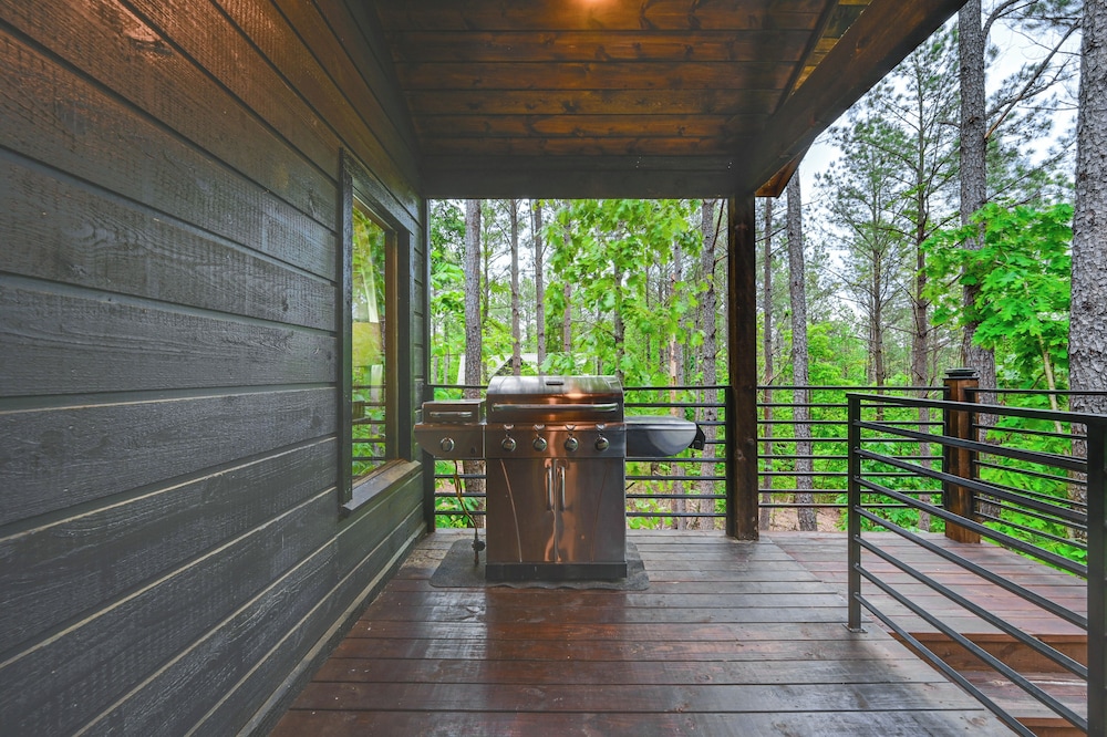 Luxe Broken Bow Vacation Rental: Hot Tub & Pets OK