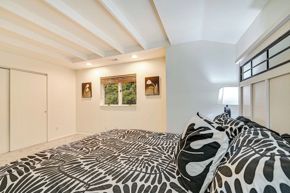 2 Mi to Six Flags: Lake George Home w/ Large Patio