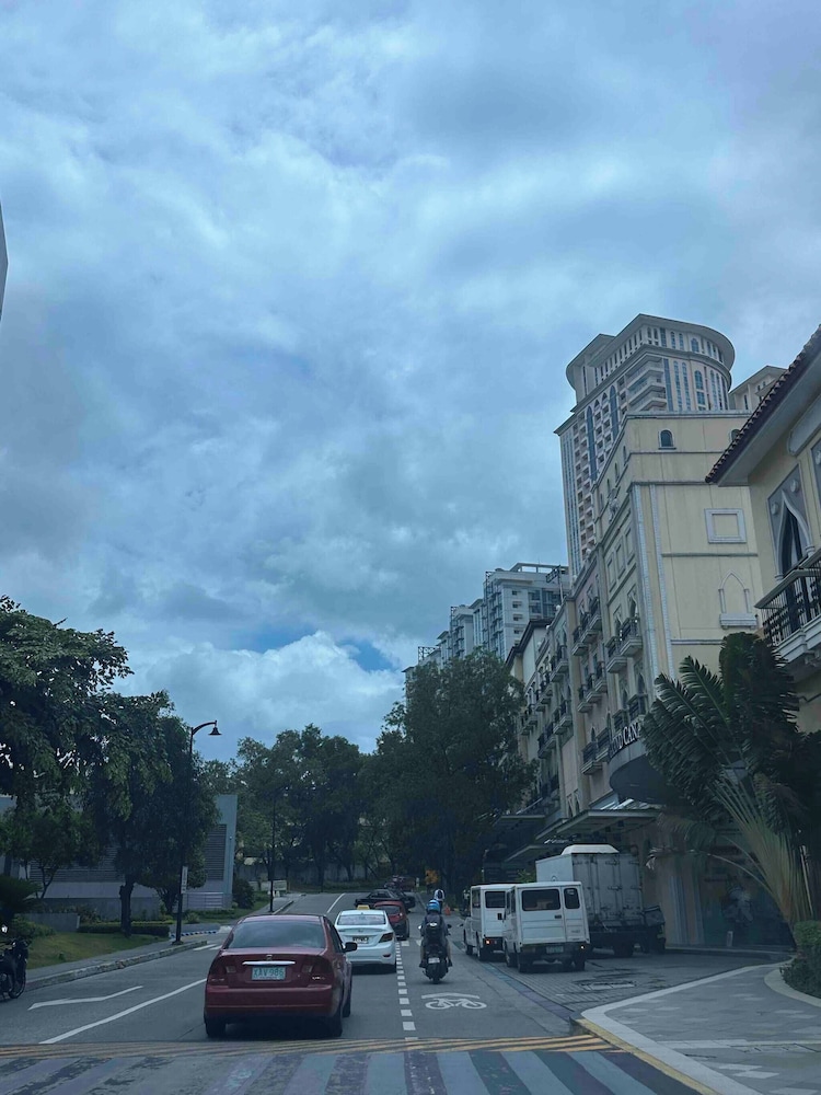 Luxurious Studio in Mckinley Hill With City View