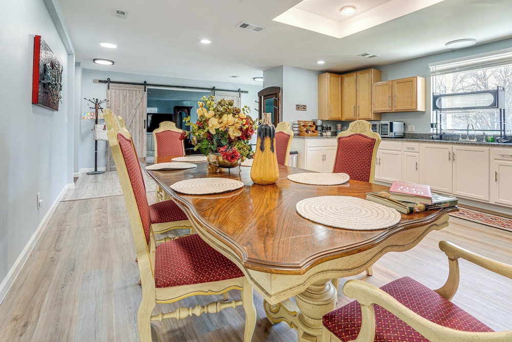 Hot Tub & Fenced Yard: Dog-friendly Gem in Denison
