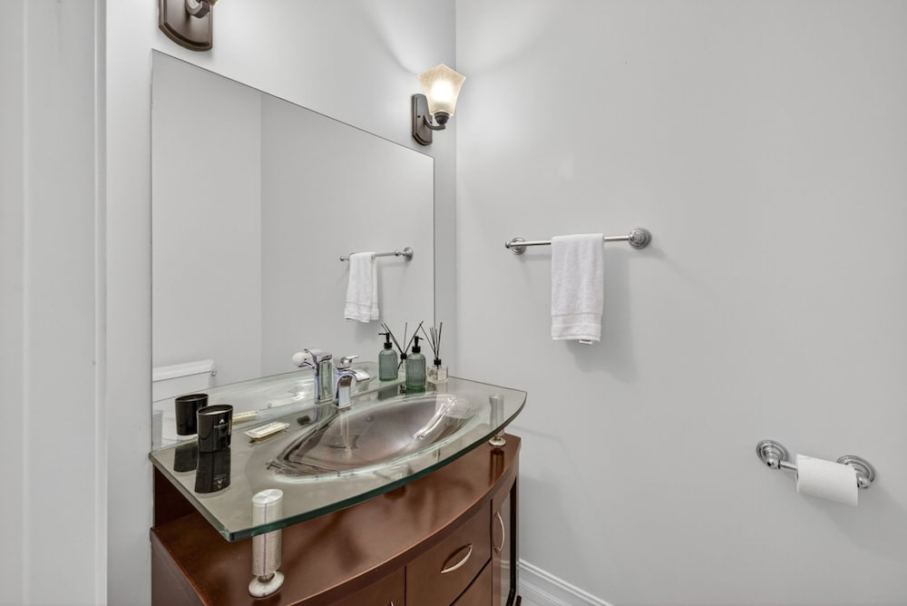 New Daisy Elegance Townhouse Steps From The Beach