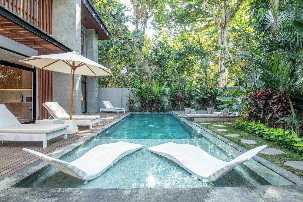 Enchanting 5BR Canggu Villa Moments to Sea