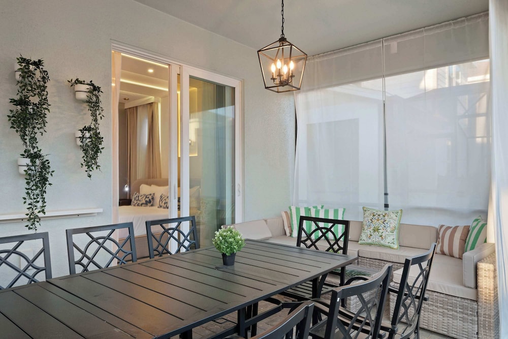 Luxurious Windsor Cay Villa Private Pool, Epic Game Room & Minutes to Disney!
