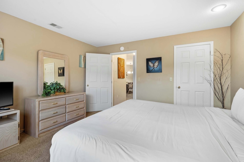 Fairway Retreat for 6 – Walk-in and Pet Friendly