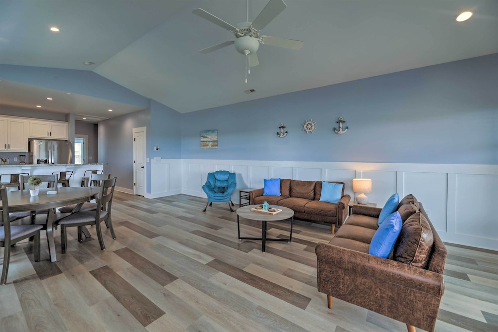 Stylish Townhome w/ Balconies & Tesla Charger! view 4