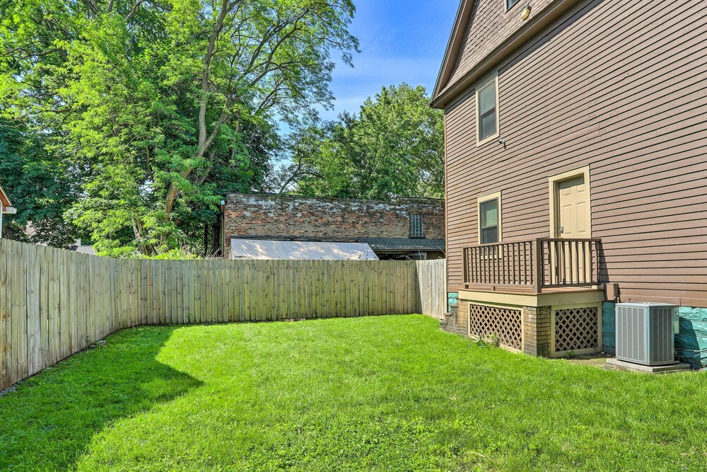 < 3 Mi to Dtwn: Cleveland Apt w/ Deck & Wet Bar view 4
